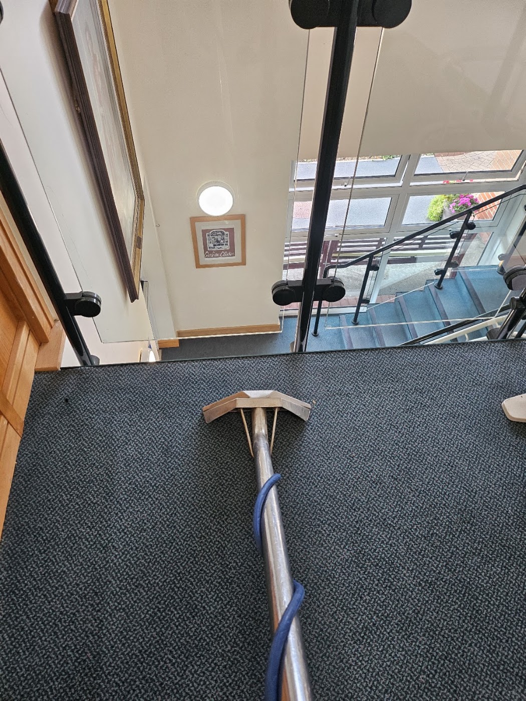 Carpet extraction on a communal stairwell landing